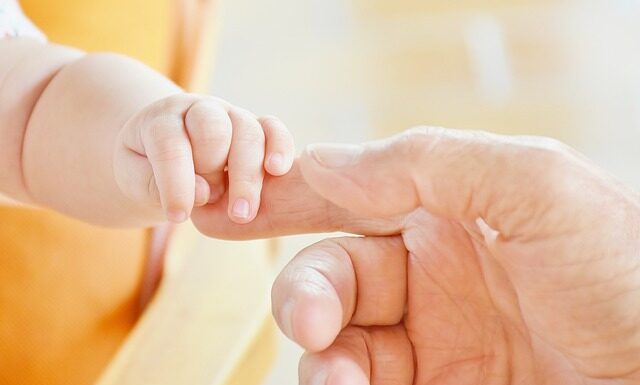 Kiedy noworodek kicha?