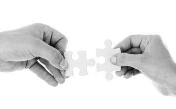 Czym przykleić puzzle do ściany?